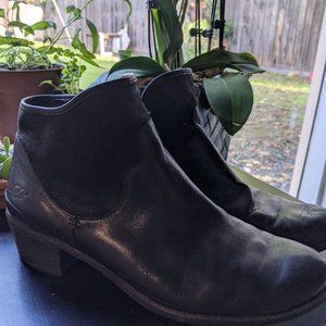 UGG Size 9.5 Black Booties